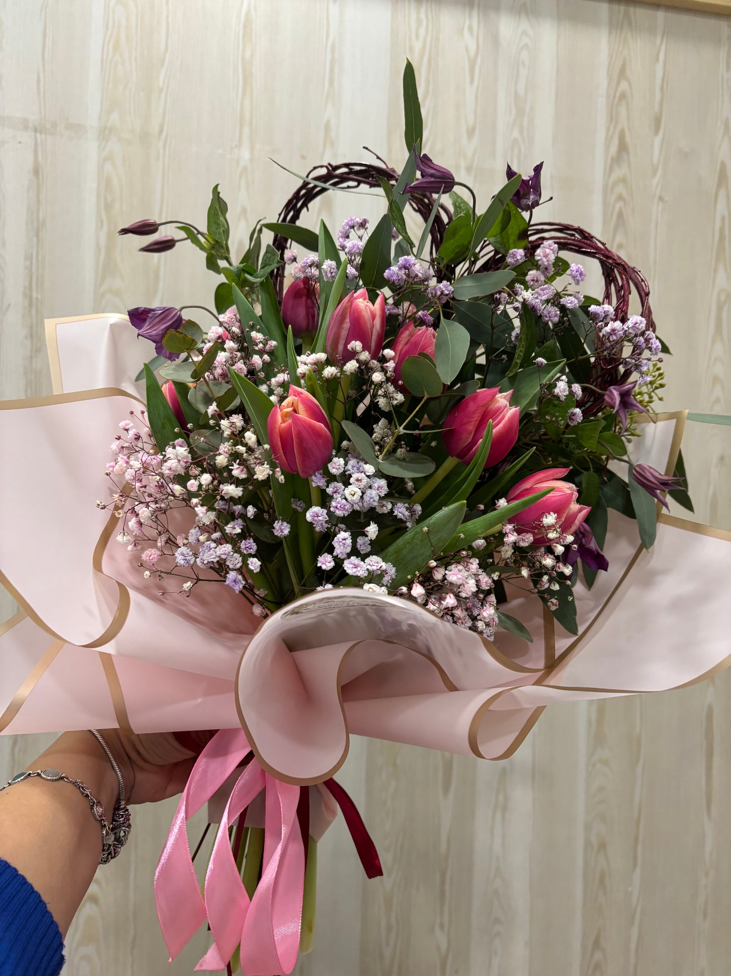 Ramo de corazón trenzado con tulipanes