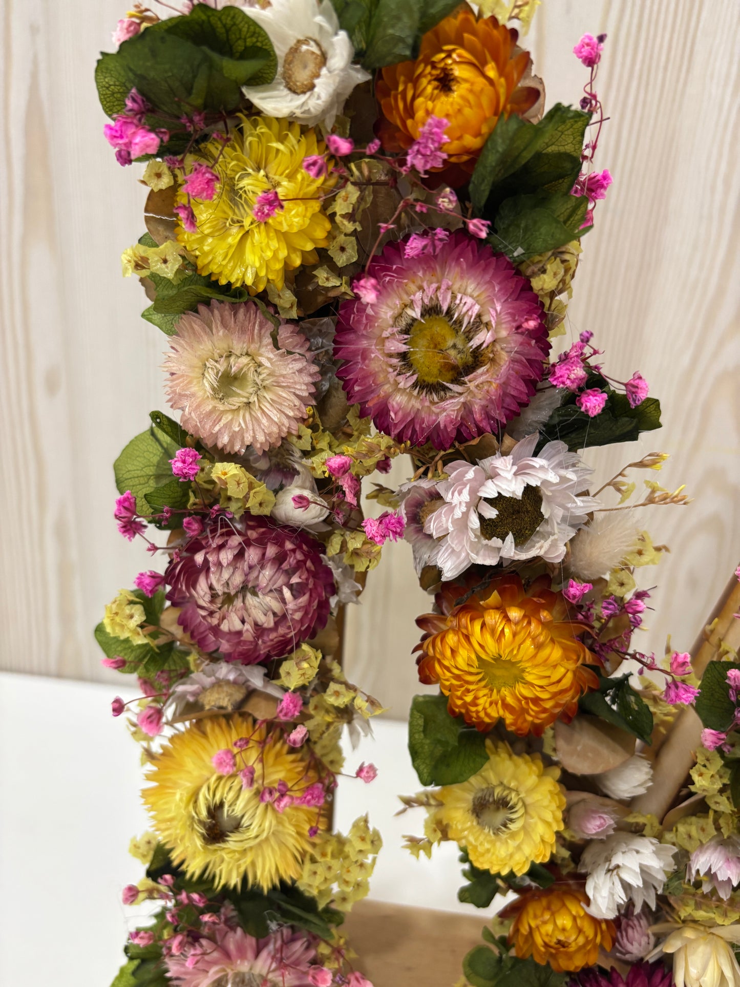 Letra decorada con flores preservadas