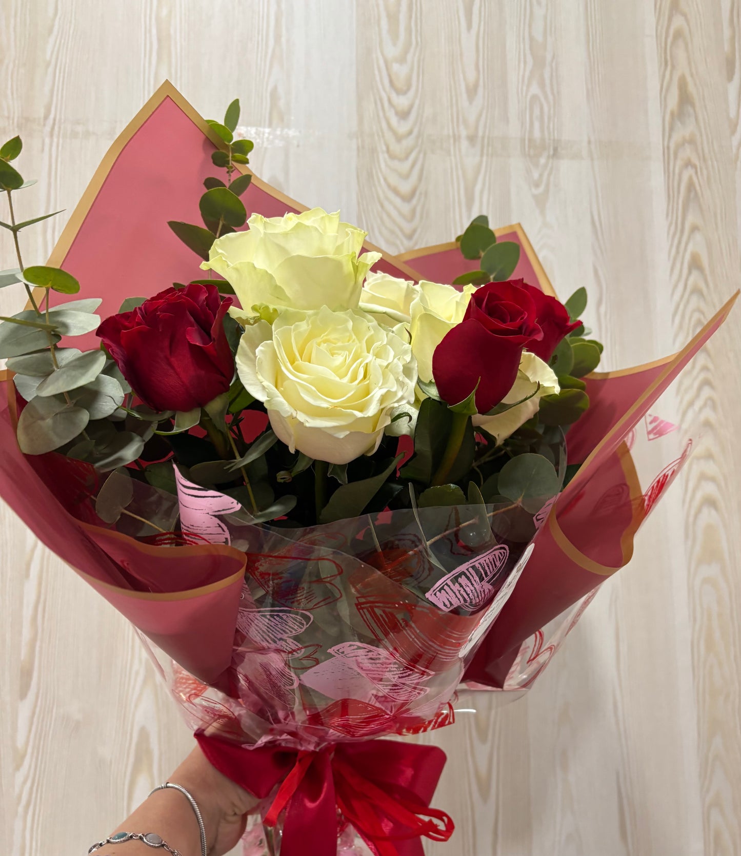 Ramo de rosas rojas y blancas