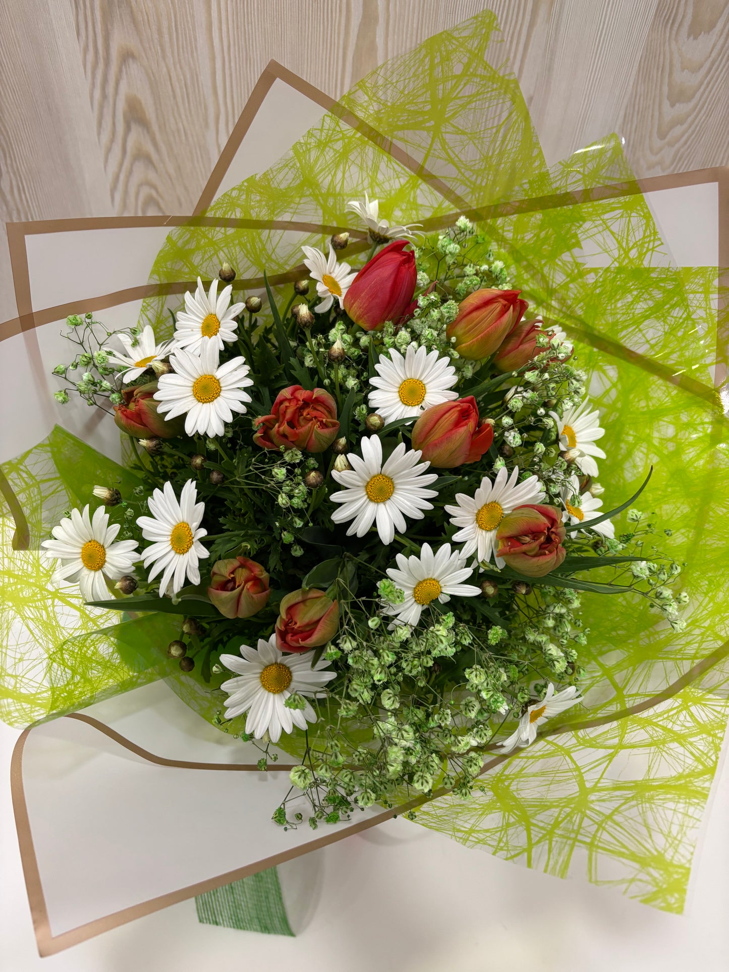 Ramo de tulipanes y margaritas