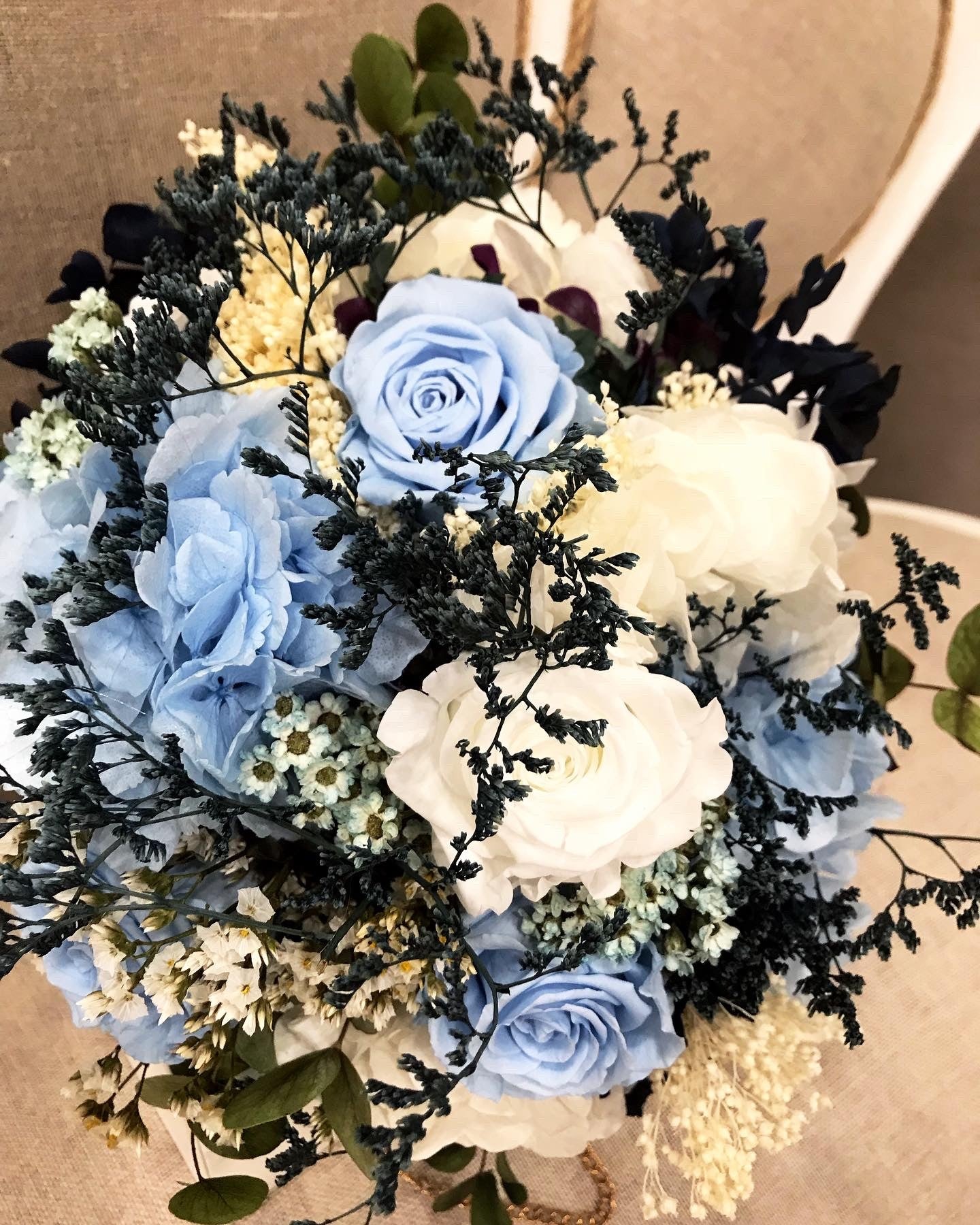 Conjunto de ramo de novia  y prendido de novio, de flores preservadas