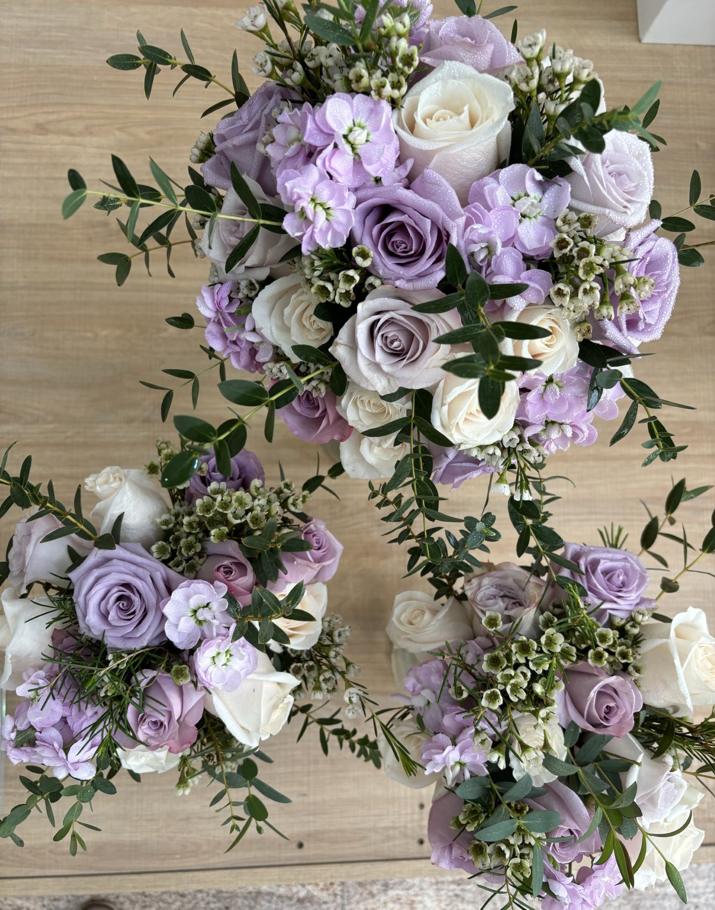 Conjunto de ramo de novia, prendido de novio y ramos de damas de honor